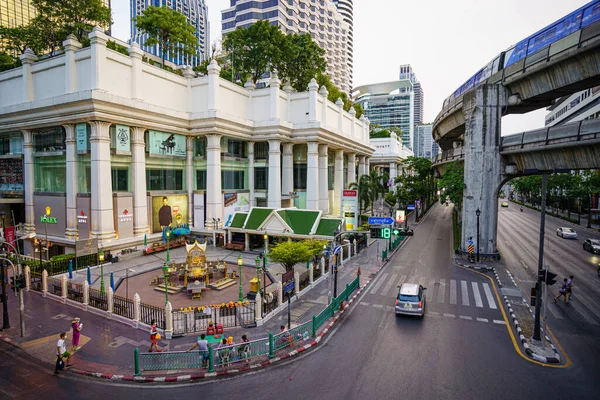 BANGKOK / THAILAND-APRIL 5: Ratchaprasong Kavşağı, Grand Hyatt ve Erawan Tapınağı Kapıyı kapatın Sokağa çıkma yasağından çok önce BTS yürüyüşü