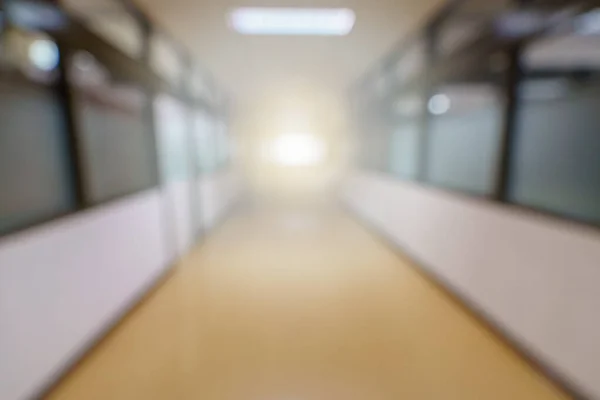 Soyut beyaz bulanıklık ve bokeh geçidi, acil servis, hastane güneş ışığı ve aydınlatma arka plan kavramı..