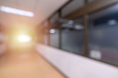Soyut beyaz bulanıklık ve bokeh geçidi, acil servis, hastane güneş ışığı ve aydınlatma arka plan kavramı..