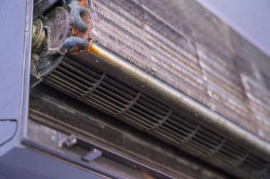 Eski klima ve kirli, faullü odaklı buharlaştırıcı, yaz aylarında merkez ofisin mor duvarını ve devre kontrol panelini temizlemeden önce çürür..