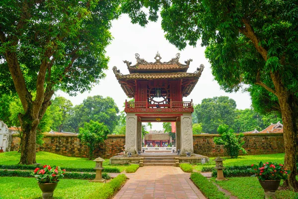 Eski QuARTER, HANOI / VIETNAM - 16 Temmuz: Edebiyat Kültür ve Kültür Tapınağı, Yeşiller Parkı 'ndaki tarihi eser.