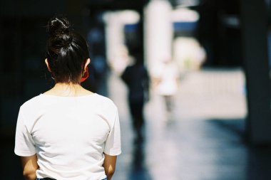 Üzgün Asyalı kadın don, adaylık işini tekrar gözden geçirir. Karanlık köşedeki ofis dışında mutsuz işsiz, bunalımlı, stresli ve yalnız. Film kamerası fotoğraf ve tahıl sesine bak.