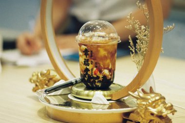BANGKOK / THAILAND-MAY 16: Xing Fu Tang popüler, ünlü Asyalı içecekler Tayvan menüsünde Brown Sugar Boba Süt Çayı Siam Center Tayland 'da 16 05: 20' de