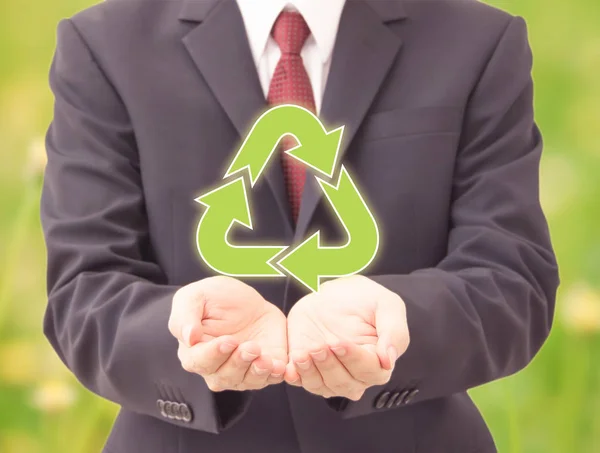 Hombre de negocios sosteniendo iconos de reciclaje —  Fotos de Stock
