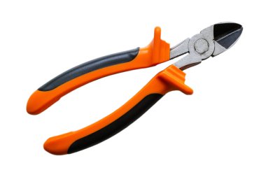 Turuncu siyah lastik saplı metal tel kesiciler izole edilmiş..