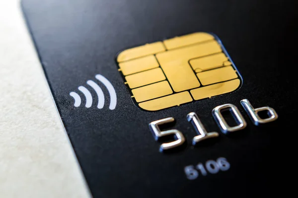 Zwarte creditcards met chip en contactloze betaaltechnologie. — Stockfoto