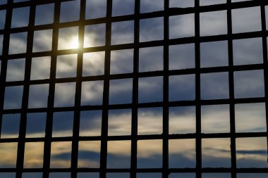 Parmaklıkların arasından gökyüzüne bak. Özgürlük kavramını kaybetmek.