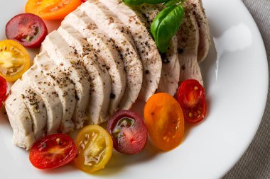 Düşük sıcaklıkta vakum altında pişirilmiş sulu tavuk filetosu..