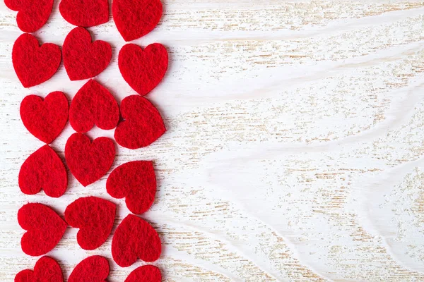 Πολλές κόκκινες καρδιές του Αγίου Βαλεντίνου σε μια ξύλινη επιφάνεια — Φωτογραφία Αρχείου
