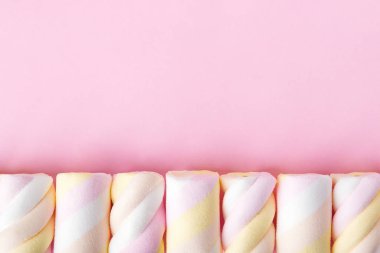 Pastel pembede çok renkli şekerlemeler.