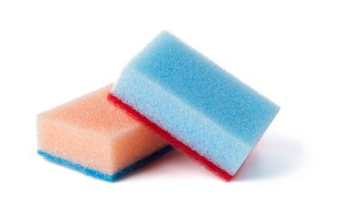 İki adet pastel, turuncu ve mavi renkli sünger izole edildi.