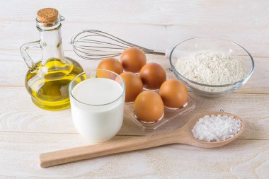 İçindekiler omlet pişirmeye hazır.