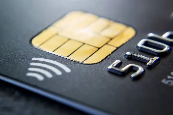 チップと非接触決済技術を備えたクレジットカードのクローズアップ — ストック写真
