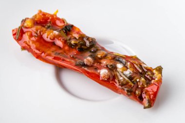 Bozuk güneşte kurutulmuş domates üzerine beyaz küf. Beyaz tabakta çürük domates. Bozuk meyve ve sebze. Sebzelerin uygunsuz depolanması. Yakın plan..