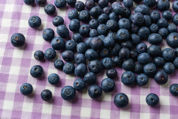 Streuen Von Reifen Saftigen Blaubeeren Auf Einer Karierten Küchenserviette Obst — Stockfoto