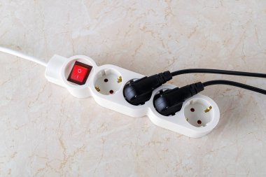 Dört prizli beyaz bir uzatma kablosunda güç düğmesi. Ev ya da ofis anahtarı olan elektrik kablosu. Ev aletleri. Üst görünüm.