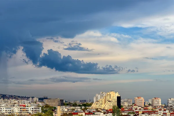 Nubes Tormentosas Lluvia Oscura Acercan Ciudad Cubren Cielo Azul Luz — Foto de Stock