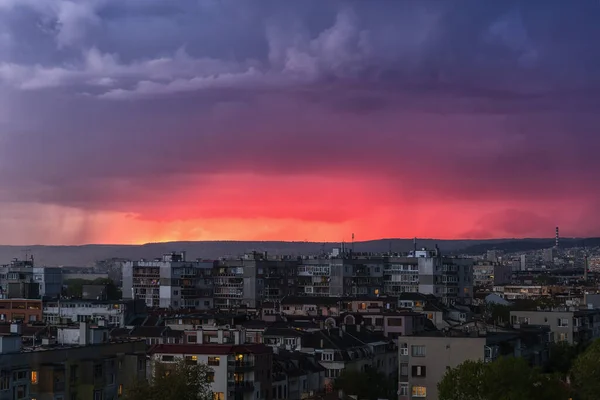 Una Tormenta Acerca Ciudad Final Noche Brillos Relámpagos Lejanos Enrojecieron — Foto de Stock