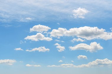 Açık şeffaf sirrus ve stratus bulutları mavi yaz gökyüzünde yüksektir. Güneşli bir günde farklı bulut türleri ve atmosferik fenomenler. Gökyüzü.