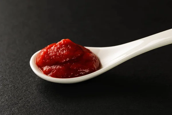 Clásico Ketchup Tomate Una Cuchara Porcelana China Blanca Sobre Una — Foto de Stock