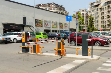 Varna, Bulgaristan, 20 Mayıs 2020. Kapalı otomatik bariyer kapısı ve Lidl süpermarketinin otoparkında kamera var. Modern otomatik giriş sistemi. Alışveriş merkezi ve arabalar. Güneşli bir günde Cityview.