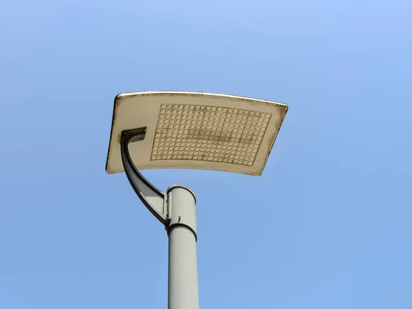 澄んだ青空の背景に対して極のLed街路灯 街路や道路の照明のための近代的な省エネ技術 Led街路灯 低角度表示 — ストック写真