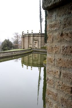 La Scarzuola una localit rurale dell 'Umbria, ubicata nella frazione Montegiove del comune di Montegabbione, in county di Terni. Ben conosciuta per l 'antico convento dove, second do tradizione, avrebbe dimorato san Francesco d' Assis