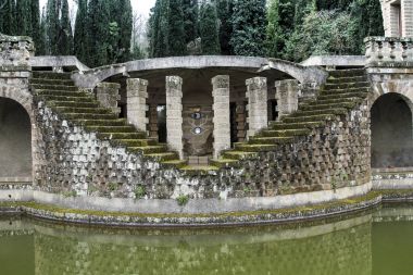 La Scarzuola una localit rurale dell 'Umbria, ubicata nella frazione Montegiove del comune di Montegabbione, in county di Terni. Ben conosciuta per l 'antico convento dove, second do tradizione, avrebbe dimorato san Francesco d' Assis