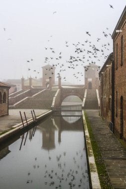 Comacchio un comune italiano di 2298 abitanti della provincia di Ferrara, Emilia-Romagna 'da. Il quarto comune pi esteso della regione.