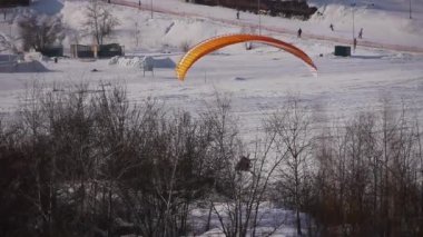 Kışın motorlu yamaçparaşütü