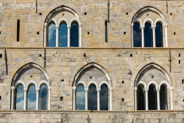 中世纪的 windows 在 San Fruttuoso 修道院 — 图库照片