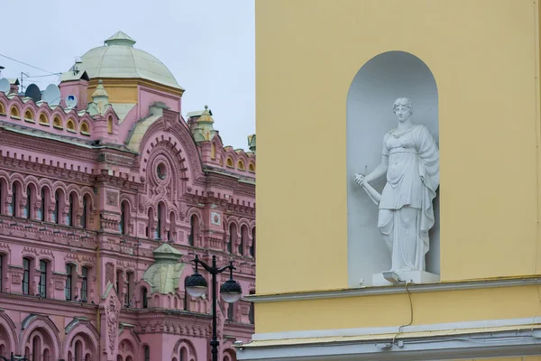 Standbeeld op de gevel van Comwell theater in Sint-Petersbur — Stockfoto