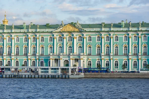 Palacio de invierno en San Petersburgo — Foto de Stock