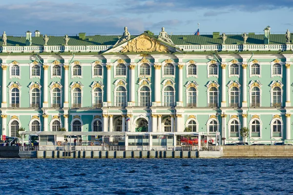 Palacio de invierno en San Petersburgo —  Fotos de Stock