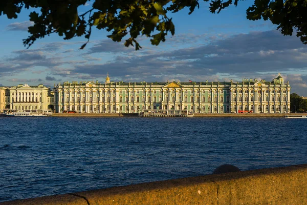 Palacio de invierno en San Petersburgo — Foto de Stock