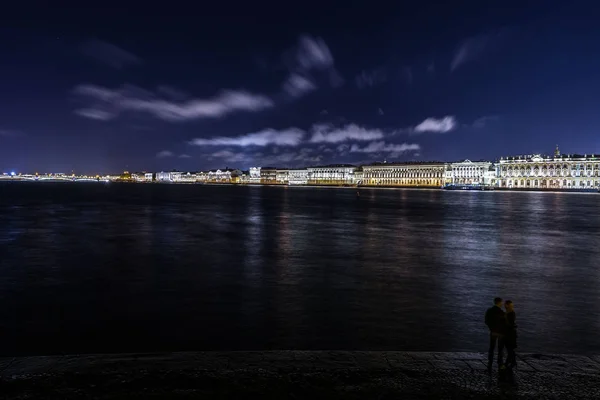 Vue nocturne sur Saint-Pétersbourg — Photo