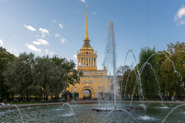 Admiraliteit gebouw in Sint-petersburg — Stockfoto