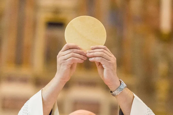 カトリックのミサでの聖体拝領の儀式 — ストック写真
