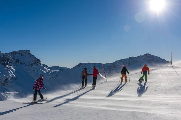 Skiërs in de winter — Stockfoto