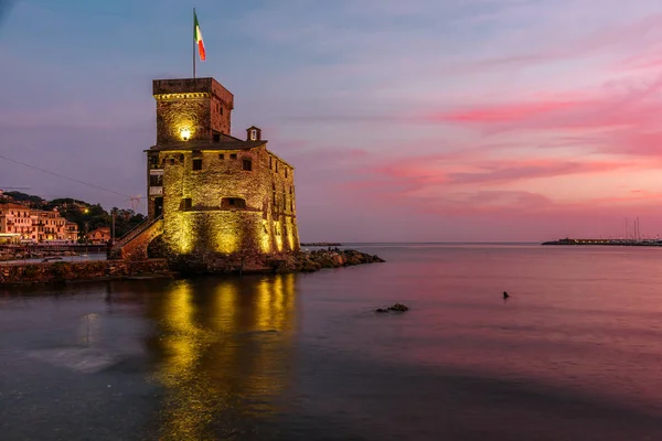 Castelo de Rapallo ao pôr do sol — Fotografia de Stock