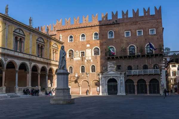 Dante Statue in Piazza dei Signori — Stockfoto