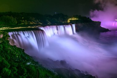 Niagara Falls aydınlatılmış