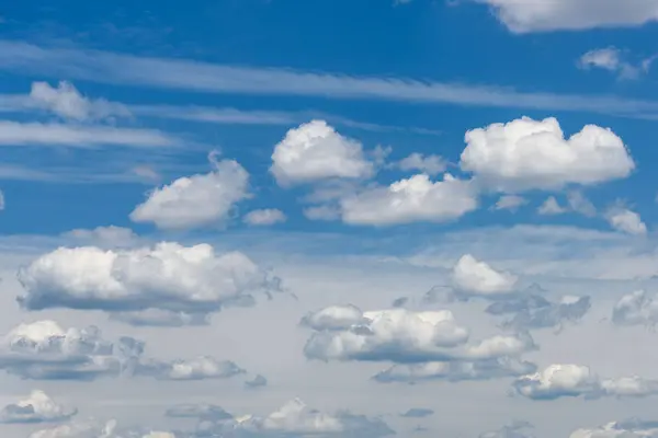 Nuvens em um céu azul — Fotografia de Stock