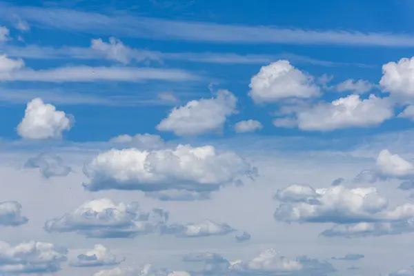 Nuvens em um céu azul — Fotografia de Stock