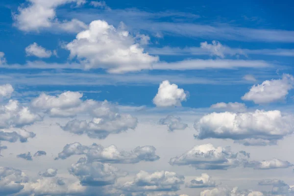 Nuvens em um céu azul — Fotografia de Stock