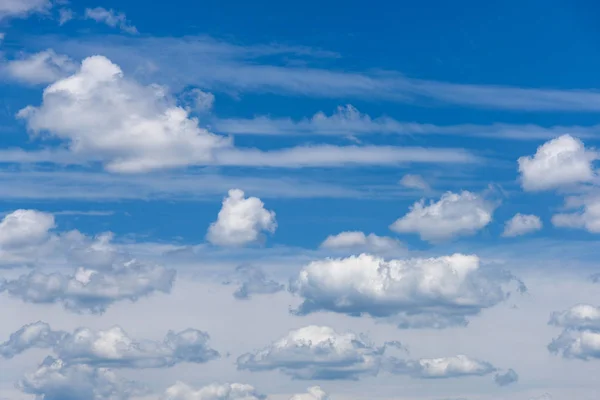 Nuvens em um céu azul — Fotografia de Stock