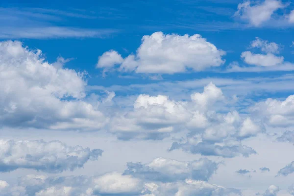 Nuvens em um céu azul — Fotografia de Stock