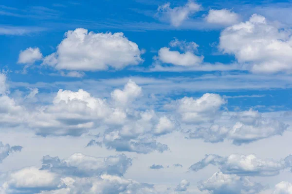 Nuvens em um céu azul — Fotografia de Stock