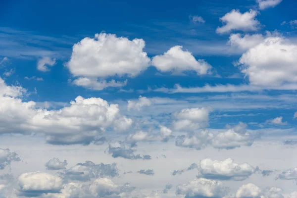 Nuvens em um céu azul — Fotografia de Stock