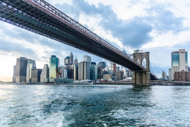 Brooklyn Köprüsü ile New York Skyline
